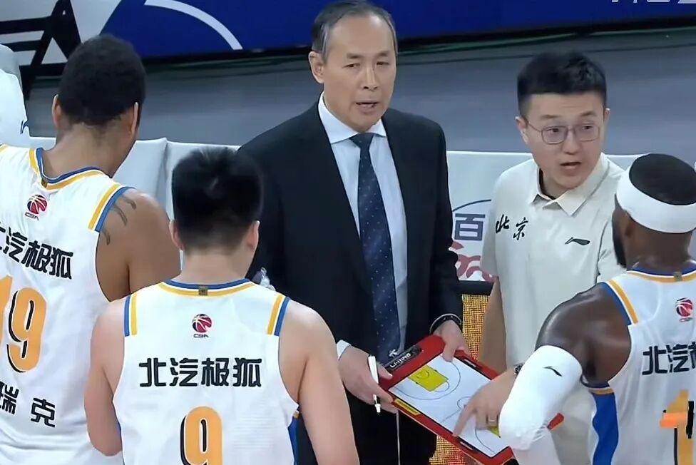 开云入口-北京男篮下半场崩盘，上海男篮19分大胜，翟晓川12+6范子铭辣眼睛